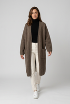 alva-lang-stickad-cardigan-med-fickor-brun - Dammode [product_title] [variant_title] dam basplagg