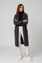 alva-lang-stickad-cardigan-med-fickor-gra - Dammode [product_title] [variant_title] dam basplagg